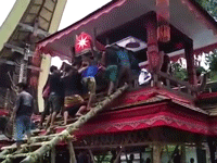 Bị quan tài của mẹ đè trúng, người đàn ông tử vong