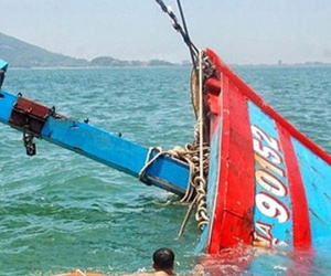 Cà Mau: Hai tàu cá bị sóng lớn đánh chìm, một ngư dân mất tích