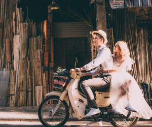 Cái vỗ vai 'nên duyên' với cô gái Việt tại Hồ Gươm và lần say rượu ngồi ôm mèo khóc ở nhà bố mẹ vợ tương lai của anh chàng Đức
