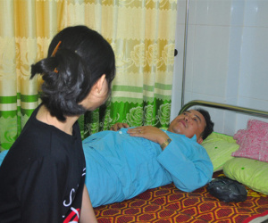 Chê bia đắt, một người bị đánh gãy hai răng phải nhập viện