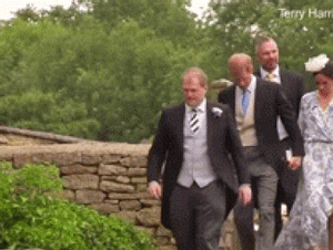 Khoảnh khắc Meghan suýt trượt ngã vì giày cao gót và phản ứng của Hoàng tử Harry gây sốt