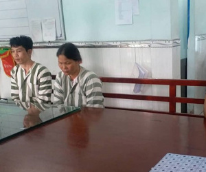Khởi tố cặp nam nữ gây rối, ném đá vào cảnh sát ở Sài Gòn