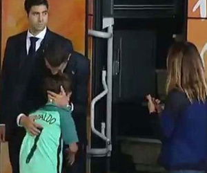 Lao ra khỏi chiếc xe buýt, Ronaldo thực hiện một cử chỉ làm 'đốn tim' hàng triệu CĐV