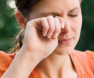 Sơ cứu khi bị dị vật rơi vào mắt, tránh nhiễm trùng mắt cũng như nguy cơ mù lòa