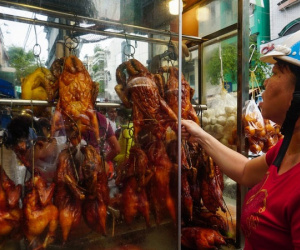 Tiệm vịt quay bán gần 2.000 con ngày Tết Đoan Ngọ ở Sài Gòn