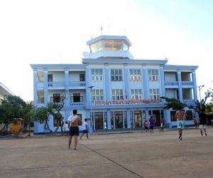 Trận bóng đá ‘lưng trần’ trên sân bê tông ở Trường Sa