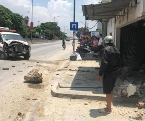 Xe cấp cứu phi đổ tường nhà dân, đầu xe nát bét