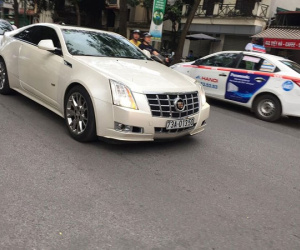 Bắt gặp 'hàng hiếm' Cadillac CTS Coupe trên đường phố Hà Nội