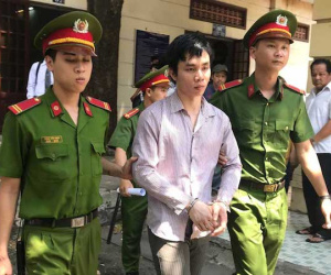 Bị tuyên án tử, kẻ giết người tình đồng tính nhào đến ôm người thân lần cuối