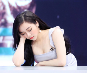 Các hot girl bình luận bóng đá: Hãy sexy, cười tươi và... cấm nói