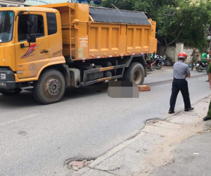 Hà Nội: Nam thanh niên tử vong thương tâm khi bị xe tải kéo lê dưới gầm gần 20 mét