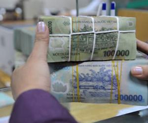Lãi suất gửi tiết kiệm lại tiếp tục giảm