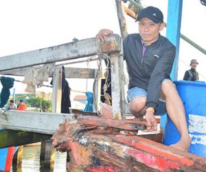 Tàu Trung Quốc xua đuổi tàu cá Việt Nam vào Hoàng Sa tránh sóng to, gió lớn