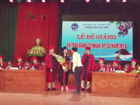 Thầy giáo ĐH Vinh cầu hôn nữ sinh ngay trong lễ tốt nghiệp