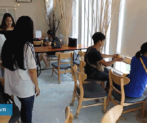 Video: Check-in quán cà phê có cá bơi dưới chân ở Sài Gòn