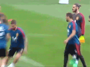 Video: Ramos nhái lại pha ngã kiếm penalty của Ronaldo