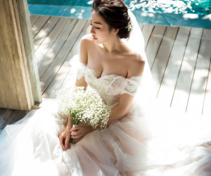 Á hậu Tú Anh gợi cảm trong ảnh cưới với chồng 9X