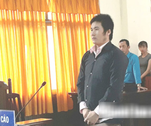 Dùng 2 con dao đâm chết 'vợ hờ' rồi đi đầu thú