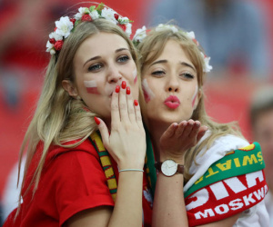 Fan nữ nóng bỏng của Ba Lan, Colombia 'đốt cháy' các SVĐ tại Nga