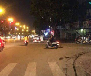Hà Nội: Đối tượng nghi 'ngáo đá' đâm nam thanh niên rồi leo lên nóc nhà cố thủ