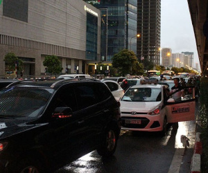 Hà Nội 'rối loạn' vì mưa dông bất ngờ