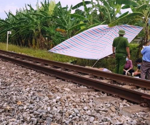 Kê đầu trên đường ray, nam thanh niên bị tàu cán tử vong