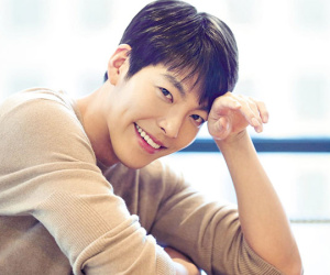 Tài tử 'Người thừa kế' Kim Woo Bin đã hoàn toàn bình phục và tóc mọc dài trở lại sau 1 năm điều trị ung thư