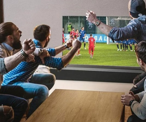 Video: Nhập viện vì thức khuya xem World Cup liên tục