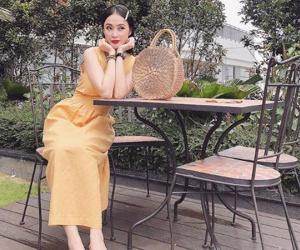 Angela Phương Trinh nổi bật dưới nắng hè cùng chiếc túi ngộ nghĩnh