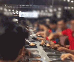 Clip: Hàng trăm người chen lấn xô đẩy tranh giành ăn buffet miễn phí gây náo loạn ở nhà hàng Cần Thơ