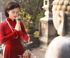 Cô gái khoe đi chùa cầu duyên vớ luôn người yêu, nhưng người ta chỉ chú ý lời bình đến từ cư dân mạng