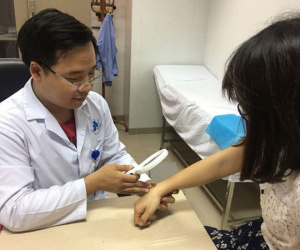 Đắp, bôi tỏi vào 'vùng kín' chữa bệnh, chị em cầu cứu bác sĩ