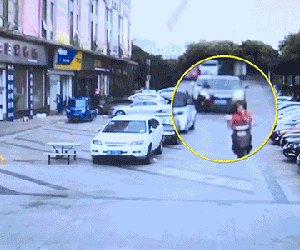 Video: Giát giường rơi từ chung cư phang gãy xương người đi xe máy