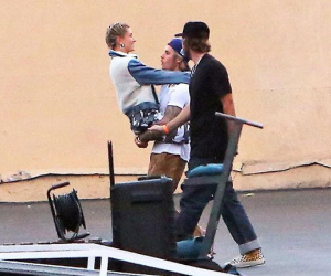 Justin Bieber bế Hailey Baldwin đầy tình cảm, giống như từng làm với Selena nhiều năm trước