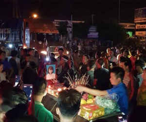 Trắng đêm vận động người thân 2 thiếu nữ chết bí ẩn đưa quan tài về