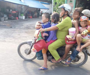 1 người phụ nữ, 5 đứa trẻ và cảnh tượng khiến người ta rùng mình trên phố