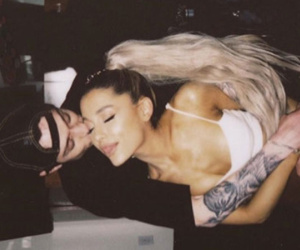 Ariana Grande và chồng chưa cưới bị chê cười vì yêu kiểu sống ảo
