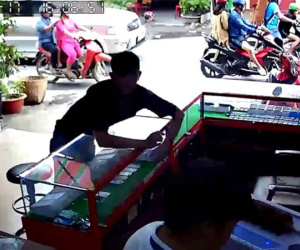 Clip: Vờ mua hàng, nam thanh niên trộm liền 2 chiếc iPhone 7 trong tích tắc