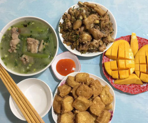 Cô gái bị bắt bẻ cách gọt bí nấu canh, nhìn ảnh, chị em người bảo đúng người chê sai