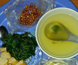 'Khoe' mâm cơm ở cữ chỉ 16 nghìn vừa bế con vừa nấu, mẹ trẻ khiến bao người xót xa