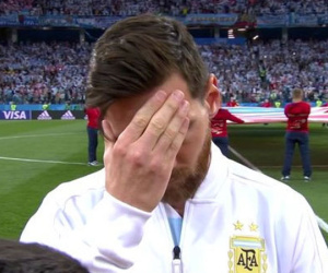 Nét mặt căng thẳng của Messi đầu trận như biết trước cơn bĩ cực