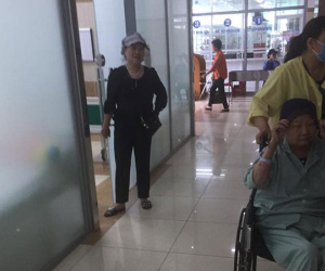 Nhặt được túi có 7 triệu đồng ở bệnh viện, câu nói của bác gái sau khi trả đồ gây nhiều chú ý
