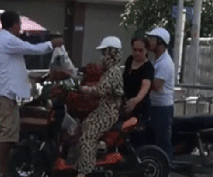 ‘Nữ quái' móc túi người mua trái cây nghiện ngập, có 5 tiền án