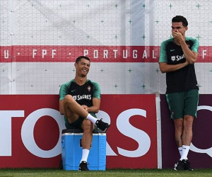 Ronaldo đùa giỡn trên sân tập trước thất bại của Messi