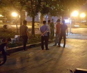 Táo tợn cướp ba lô để ngay cạnh 2 người đang ngồi uống nước gần hồ Văn Quán