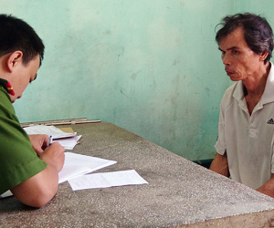 Bị chửi đi xe ẩu, người đàn ông rút dao đâm 2 cô cháu nguy kịch ngay trước cổng nhà