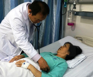 Cửa điện tử ép người phụ nữ vào tường gây tràn máu màng tim