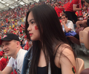Danh tính thiếu nữ Việt ngồi trên khán đài xem World Cup khiến dân tình ghen tị hết nấc