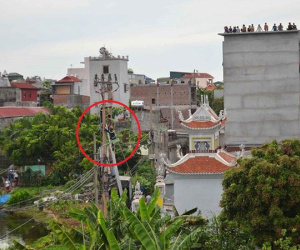 Hà Nội: Nam thanh niên nghi ngáo đá trèo lên cột điện, la hét yêu cầu mọi người trả nợ tiền cá độ bóng đá