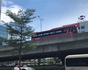 Hà Nội: Ô tô đi lùi trên cao tốc để nhường đường cho xe máy khiến nhiều người khó hiểu